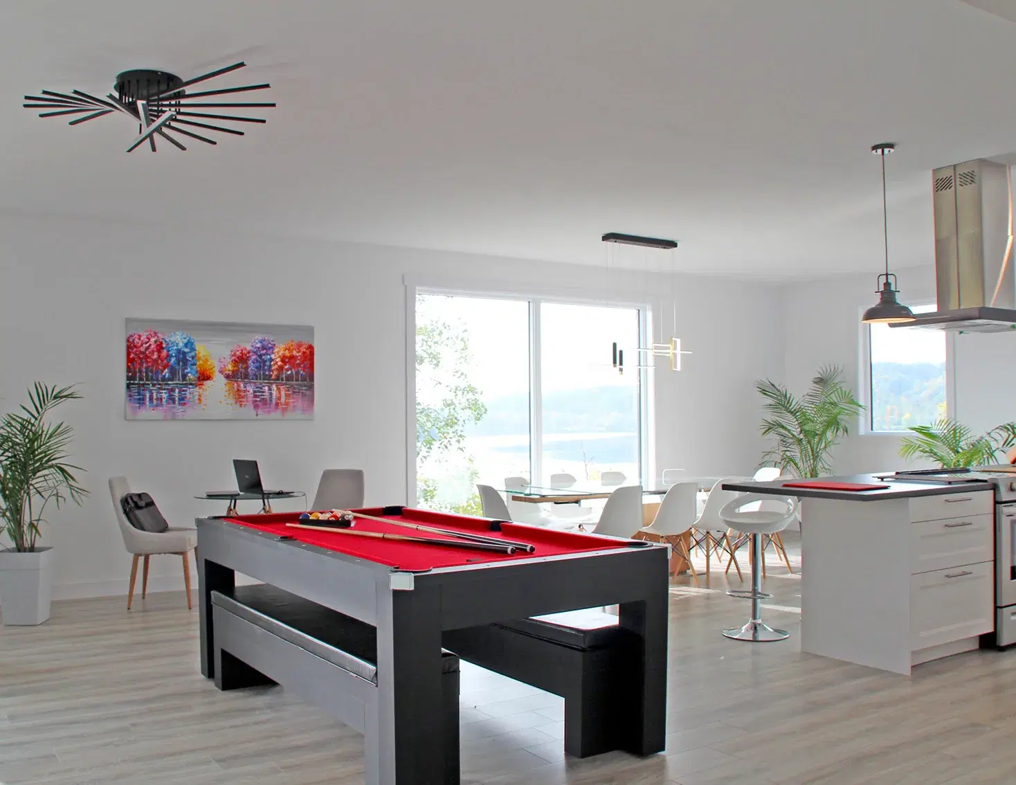 Grande aire de vie ouverte avec table de billard, salle à manger et cuisine