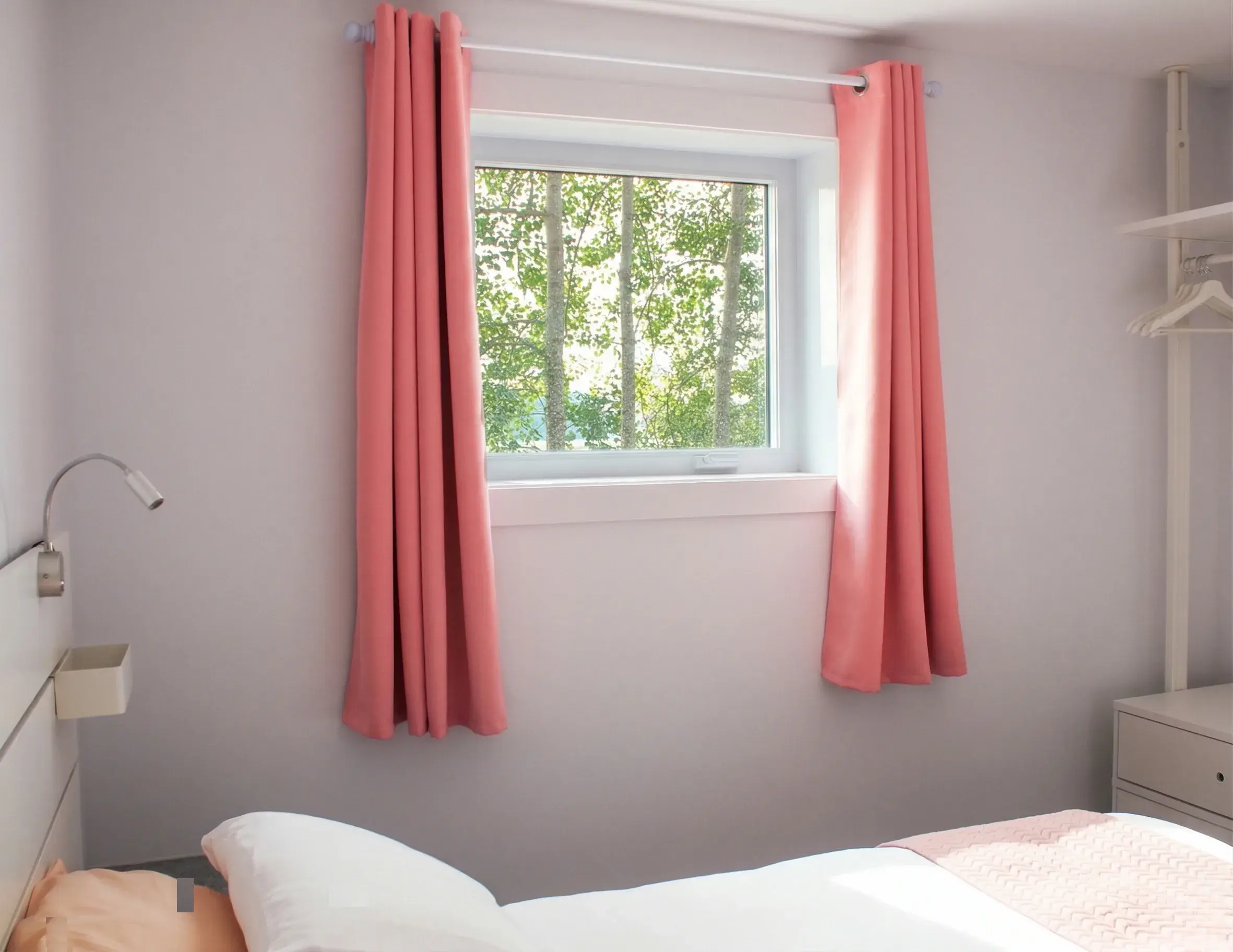 Chambre aux rideaux roses, fenêtre ouverte sur les arbres