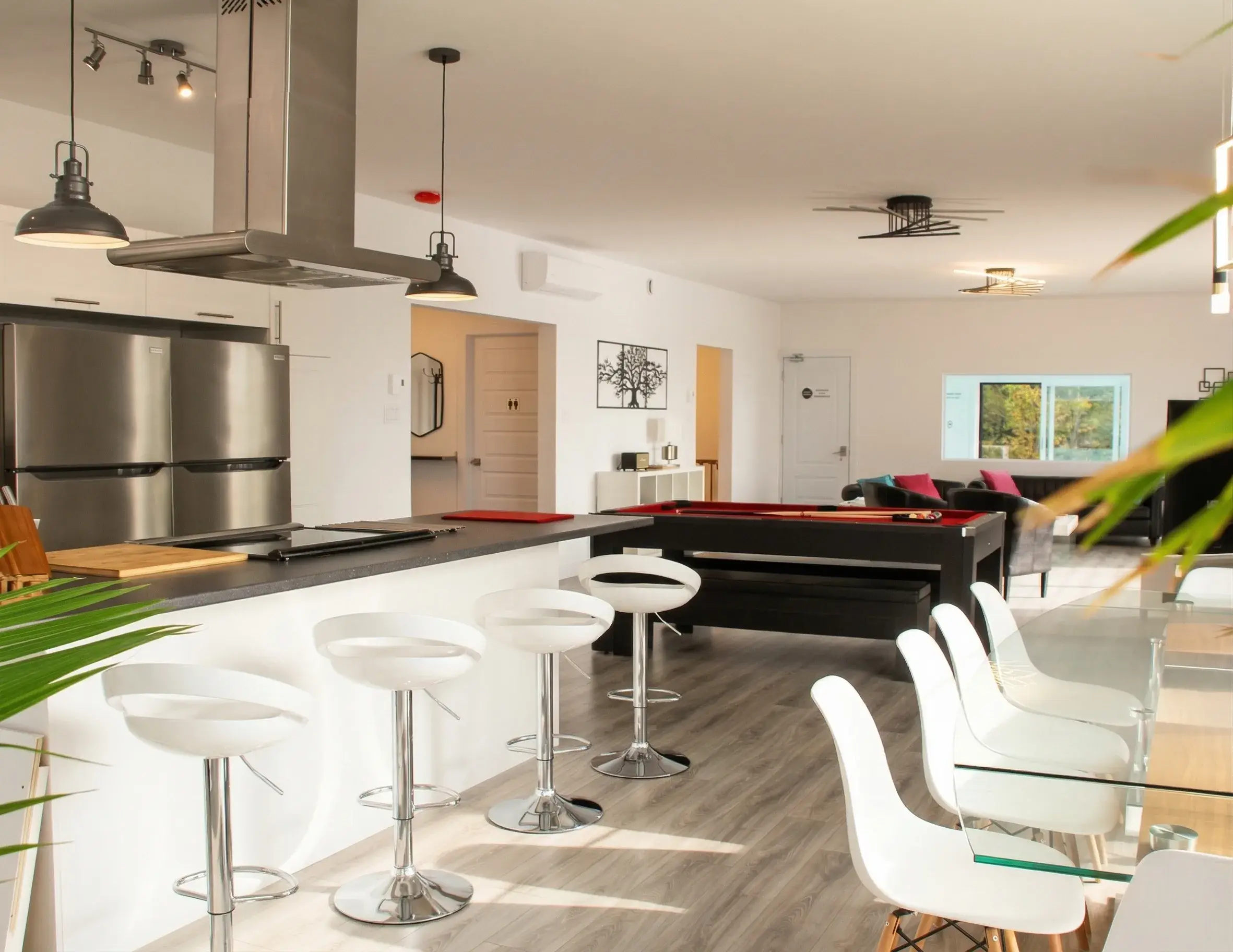 Grande aire de vie ouverte avec cuisine, table de billard et salle à manger