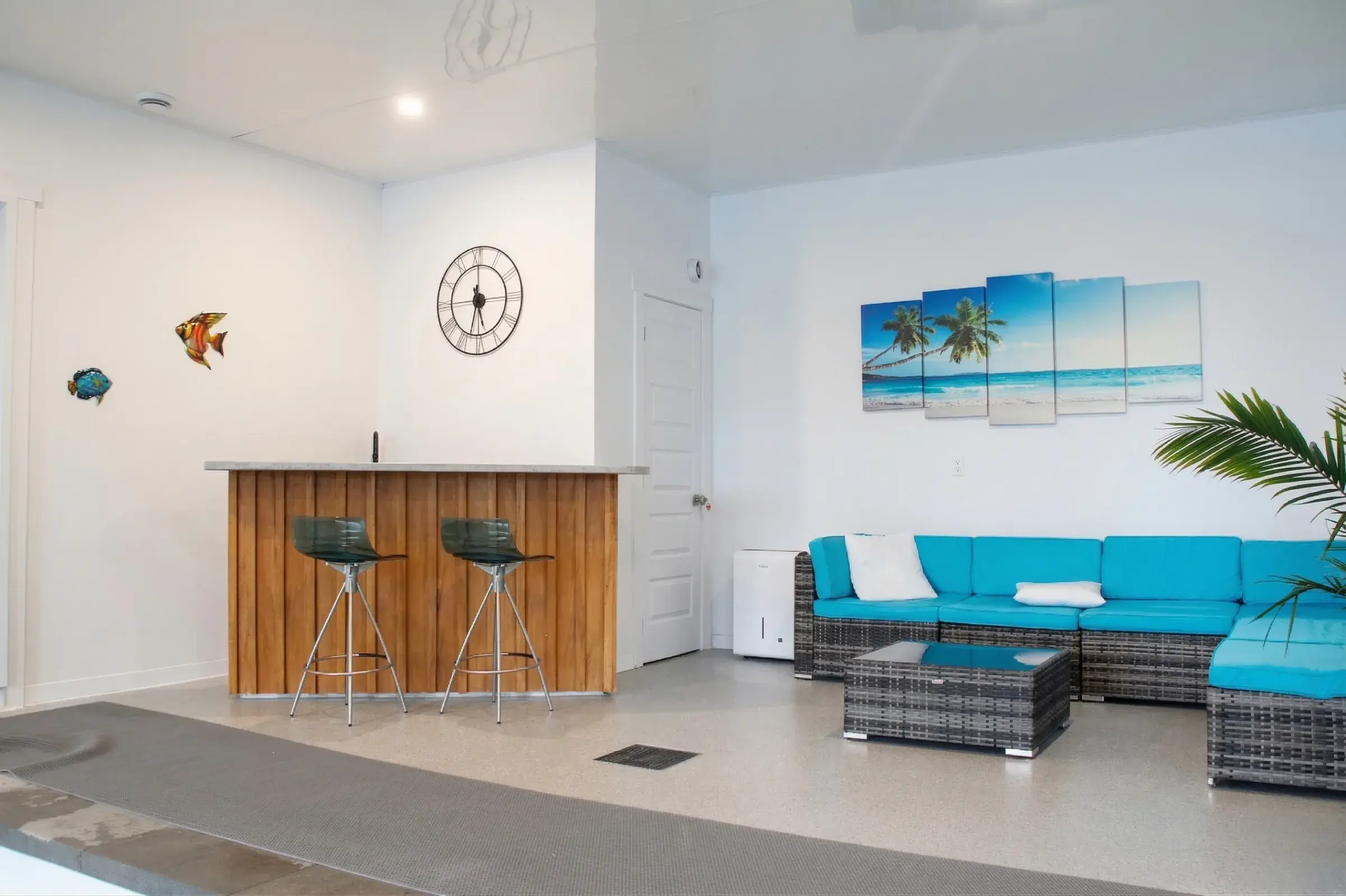Coin bar en bois et canapé sectionnel turquoise dans l'espace détente
