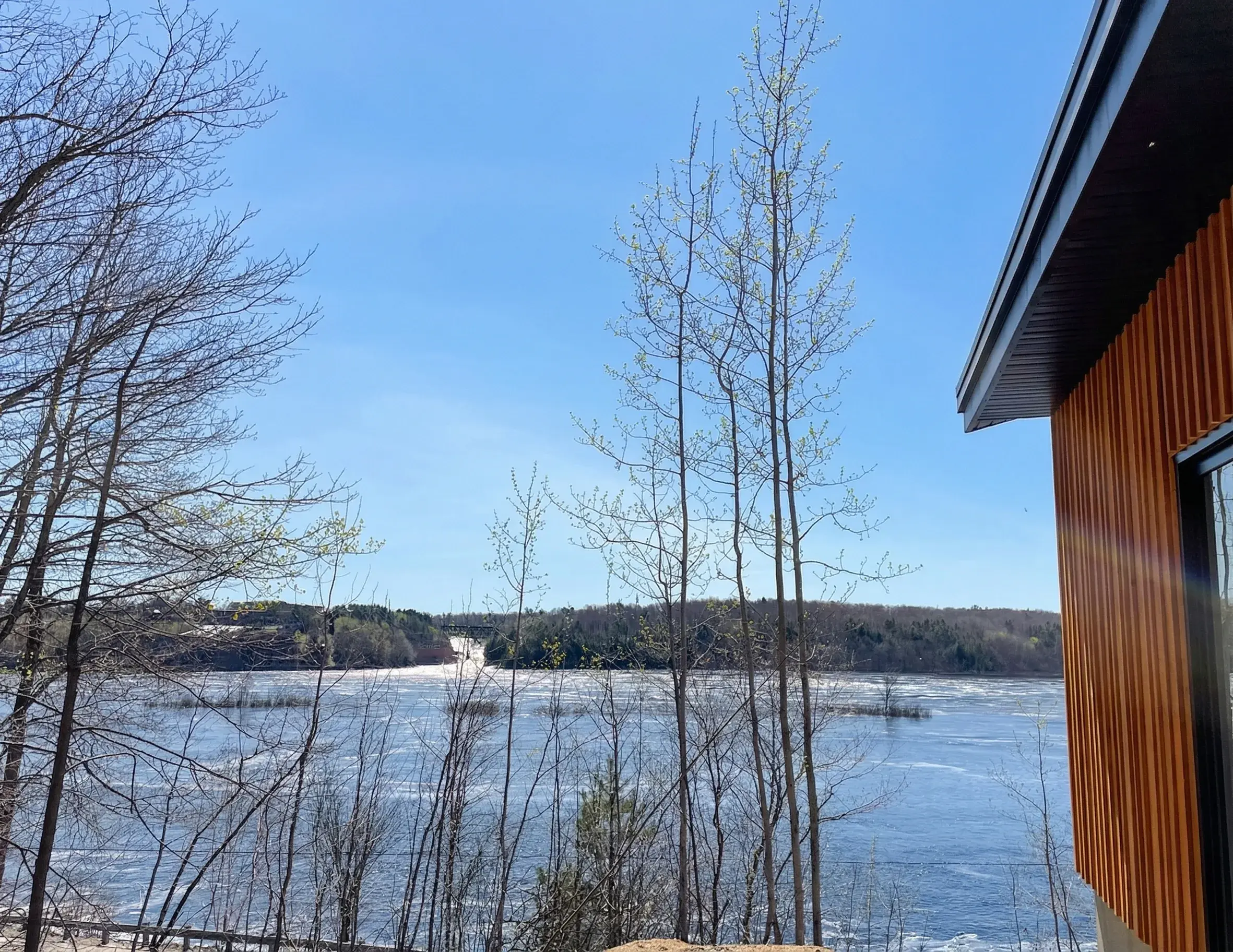 Vue sur la rivière depuis le chalet au printemps, ciel bleu