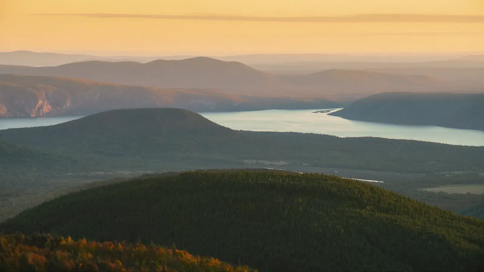 Panorama des collines boisées de la Mauricie au coucher du soleil