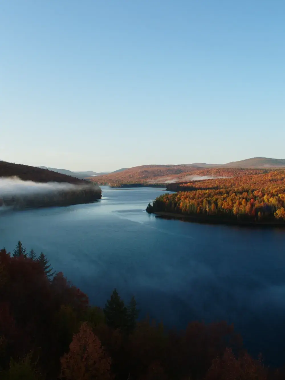 Paysage d'automne de la Mauricie : la rivière St-Maurice serpentant entre les forêts colorées, près de Shawinigan